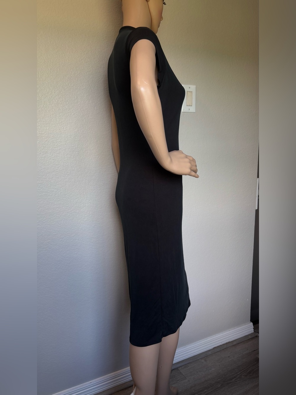 Ladies' Black Cap-Sleeve Midi Dress — Sleek Everyday Staple - Picture 8 of 11